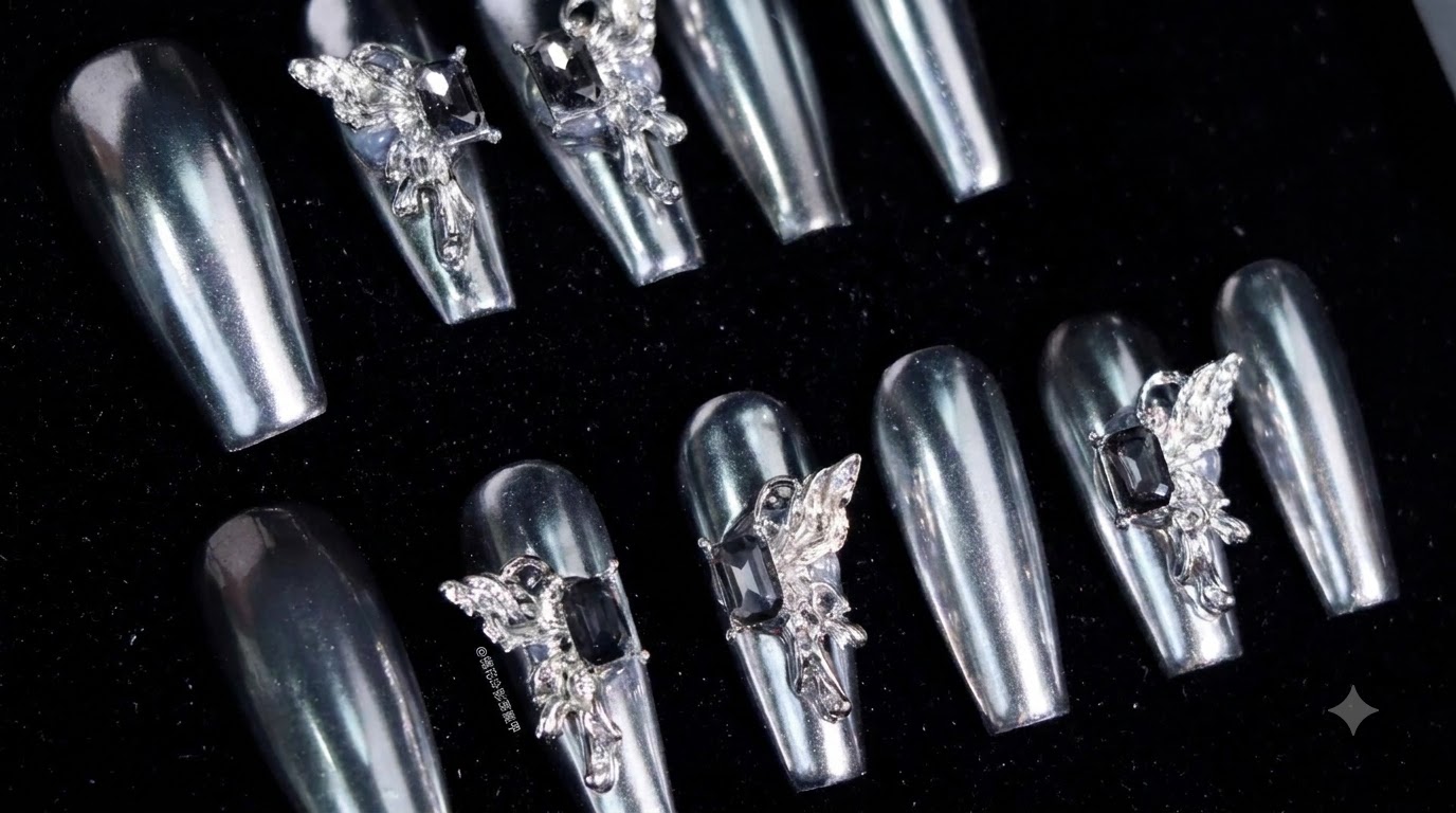 Uñas Postizas con Efecto Espejo Plateado y Mariposas — Guía Paso a Paso de Estilo Gótico Glamuroso