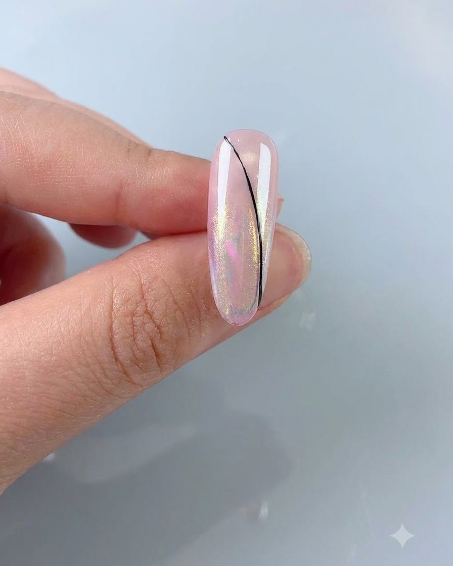 Un pincel delineador fino dibujando una delicada línea curva negra en una uña rosa aurora.