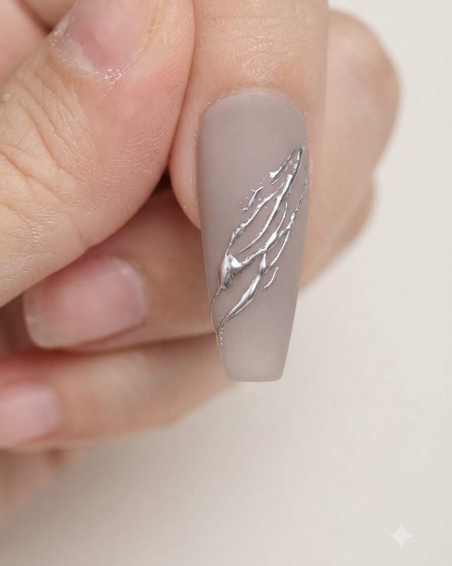 Una brocha de maquillaje suave sacudiendo el exceso de polvo metálico plateado de una uña con manicura.