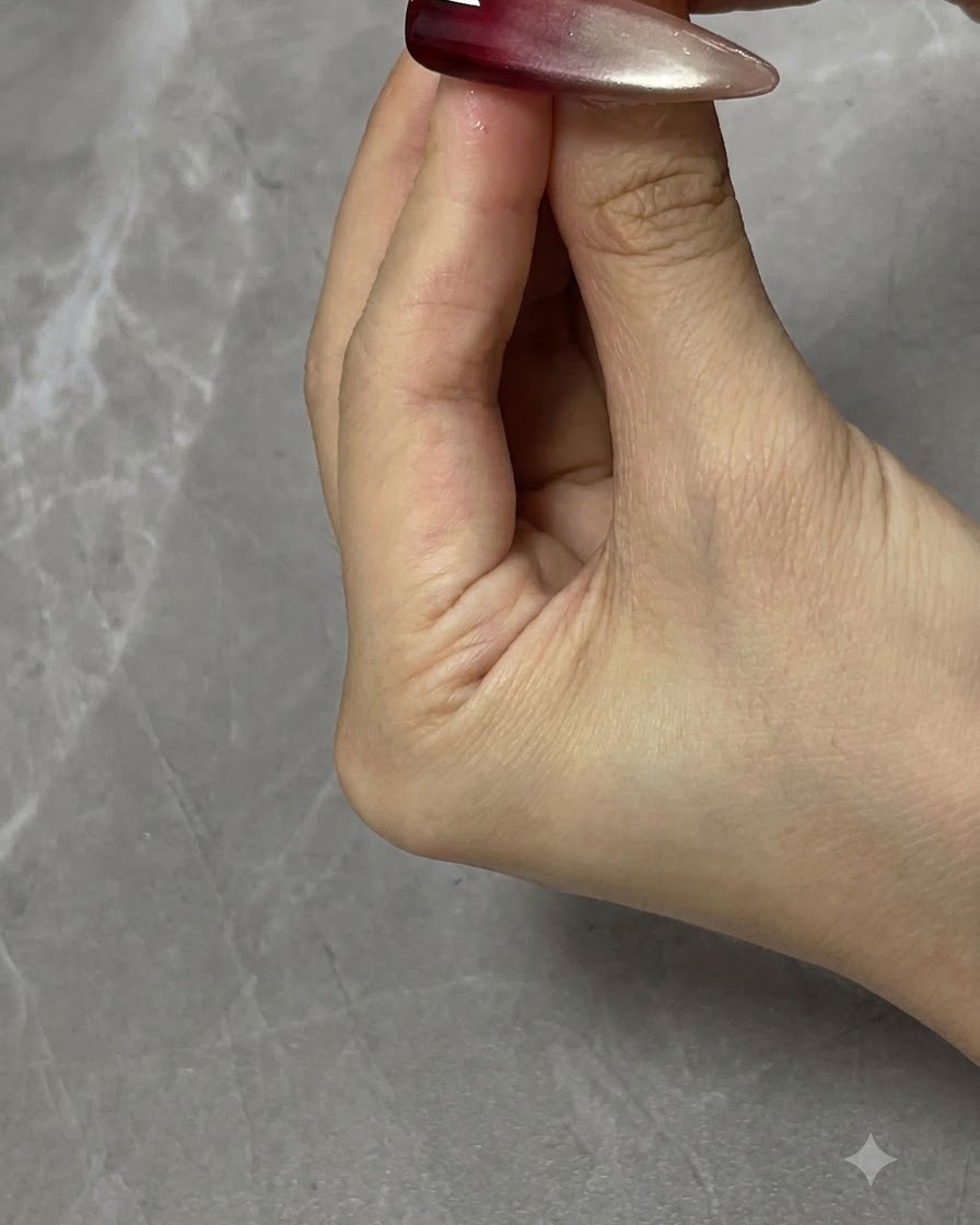 Ein Finger tupft sanft die feuchte Geloberfläche ab, um harte Linien zu verwischen und einen Ombré-Farbverlaufsübergang zu erzeugen.