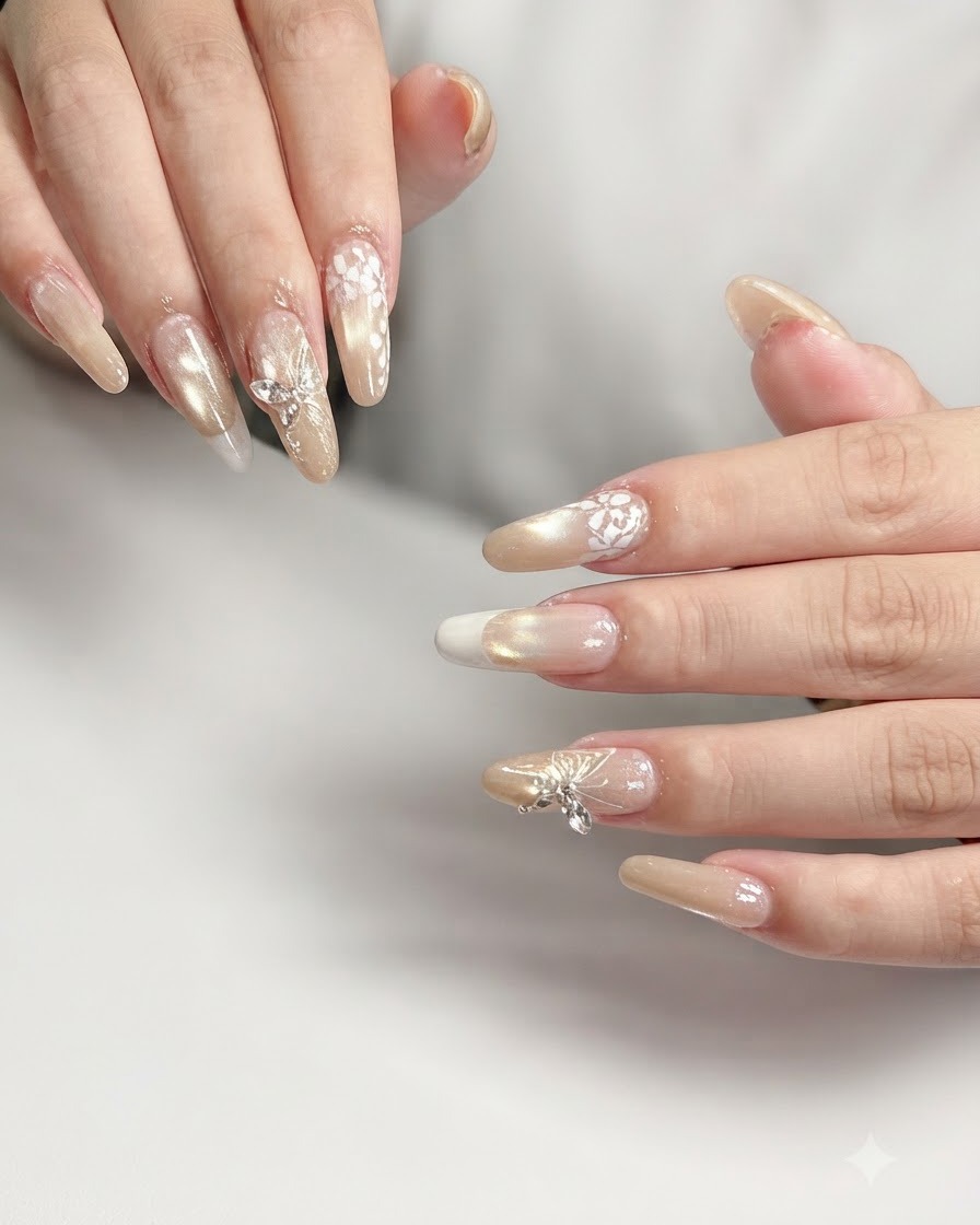 Toma macro de la uña del dedo anular con un intrincado diseño de uñas de encaje floral blanco sobre una base degradada nude.