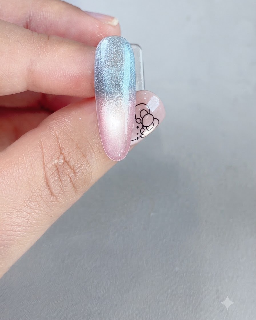 La uña mostrando un efecto ojo de gato magnetizado en la sección azul superior.