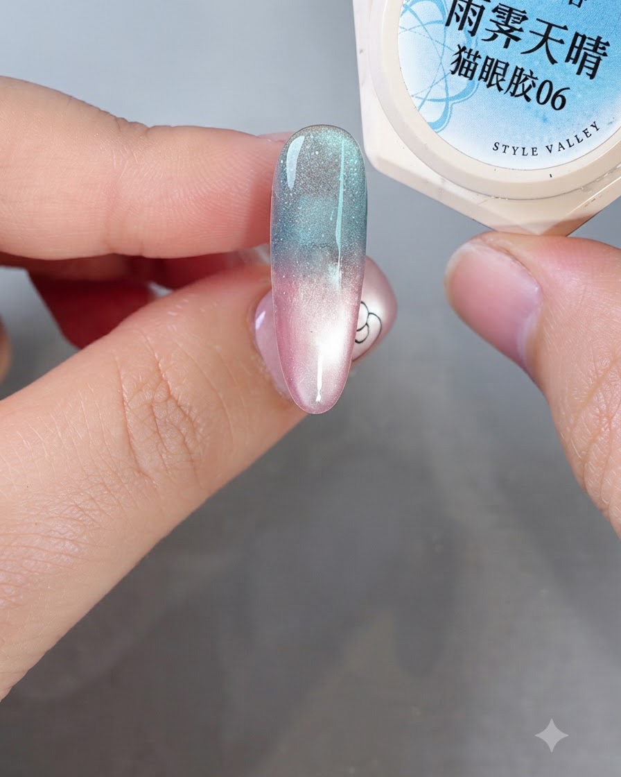 Un pincel fino de nail art aplicando gel autonivelante blanco lechoso sobre una uña con degradado para formar suaves figuras abstractas.