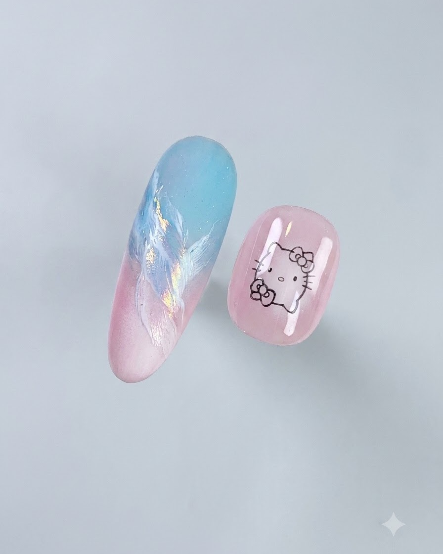 Vista de cerca de dos uñas postizas decoradas apoyadas sobre un fondo gris claro mostrando un degradado y diseño completo.