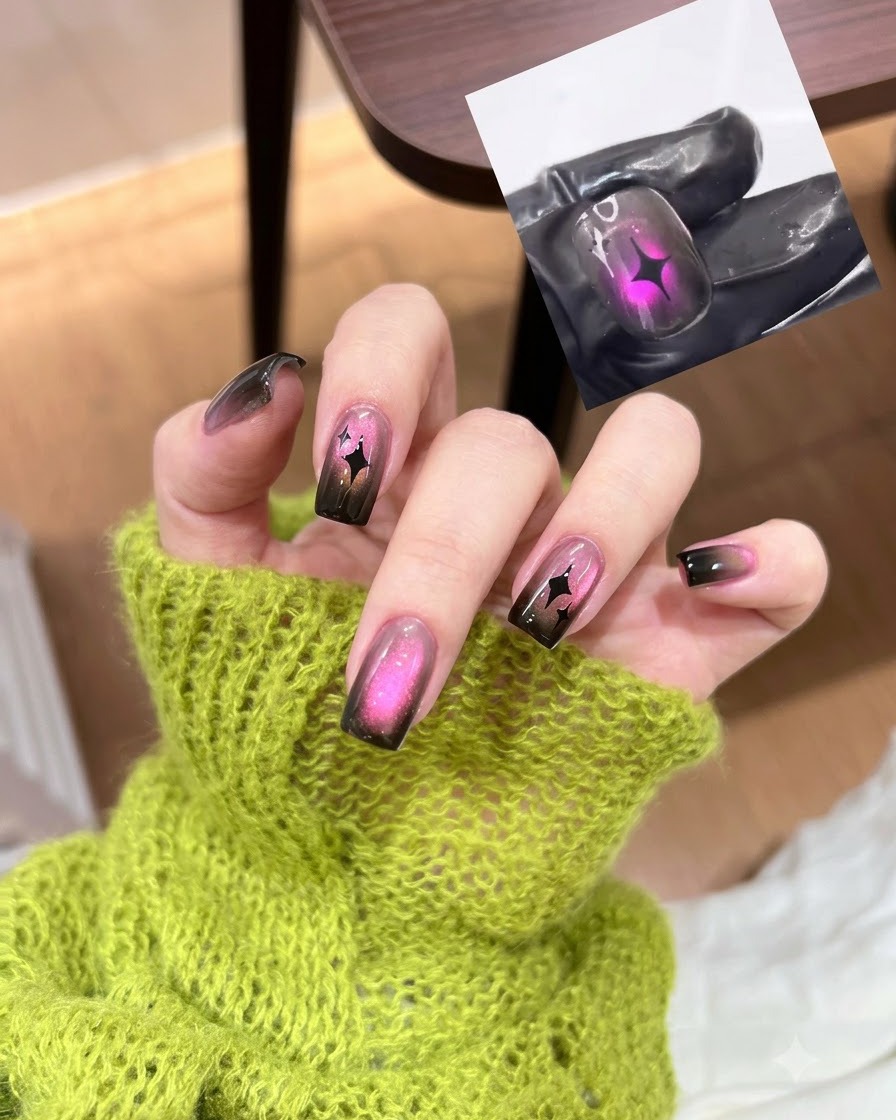Un pincel de uñas aplicando una capa de esmalte de gel negro translúcido sobre una uña natural.