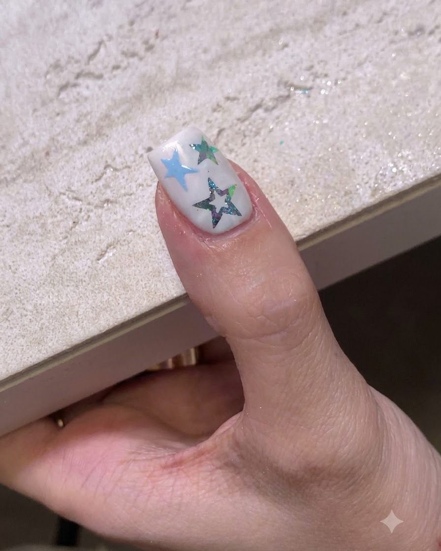 Una uña decorada descansando bajo una lámpara de uñas UV o LED para su curado.