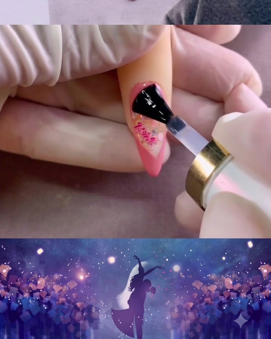 Un pincel de uñas extendiendo una capa de top coat mate sobre la superficie pintada de rosa.