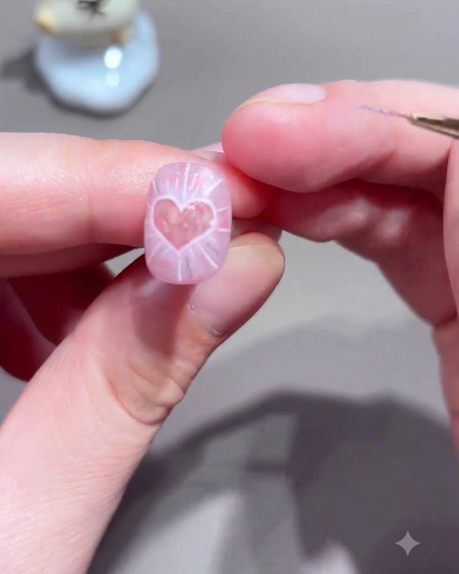 Un pincel de uñas aplicando una capa superior de sellado transparente sobre el diseño completo de arte de uñas de onda de luz.