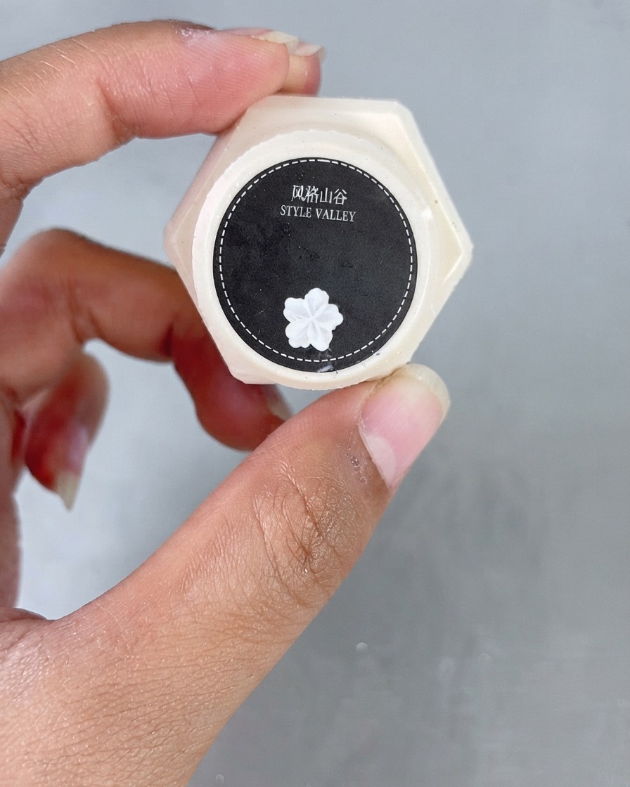 Un frasco de gel para arte Style Valley blanco etiquetado con un icono de flor blanca.