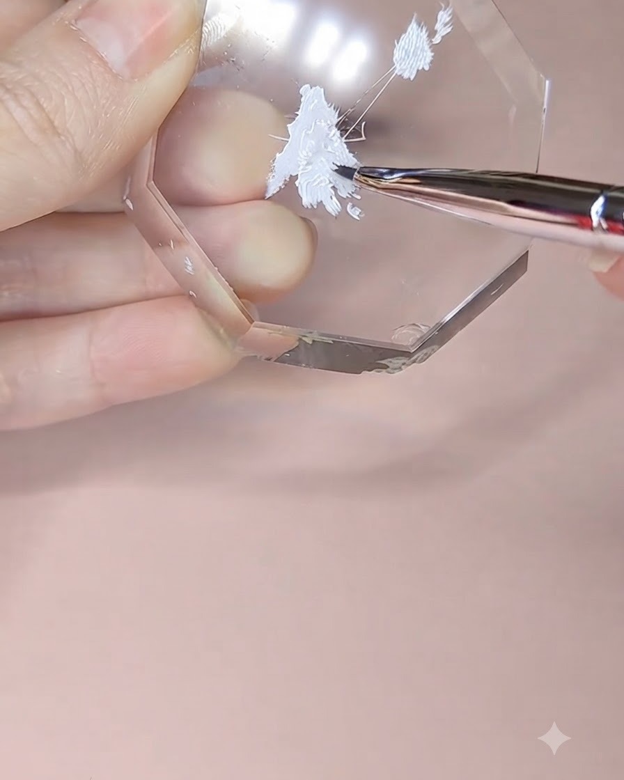 Un pincel de detalle tomando gel blanco de una paleta acrílica octogonal.