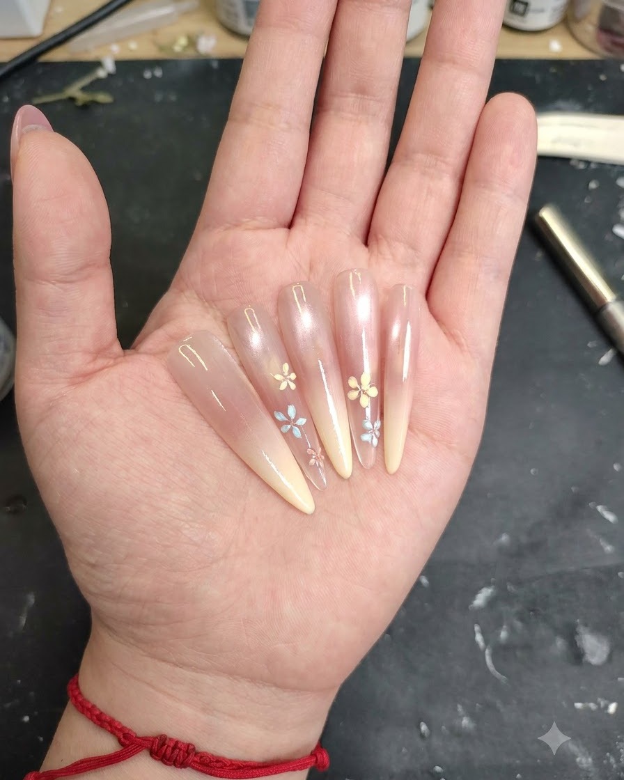Un pincel aplicando una capa de base de gel transparente sobre la superficie de la uña.