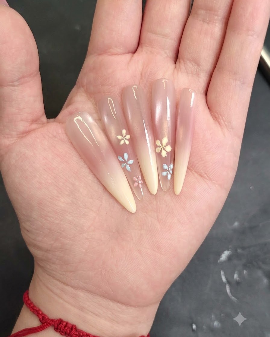 Aplicando gel cat-eye blanco en la mitad superior de la uña utilizando un pincel fino.