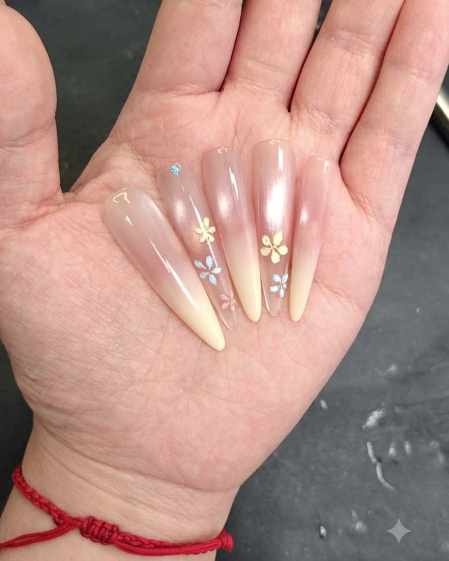 Un pincel difuminando suavemente el gel cat-eye blanco para crear una transición suave.