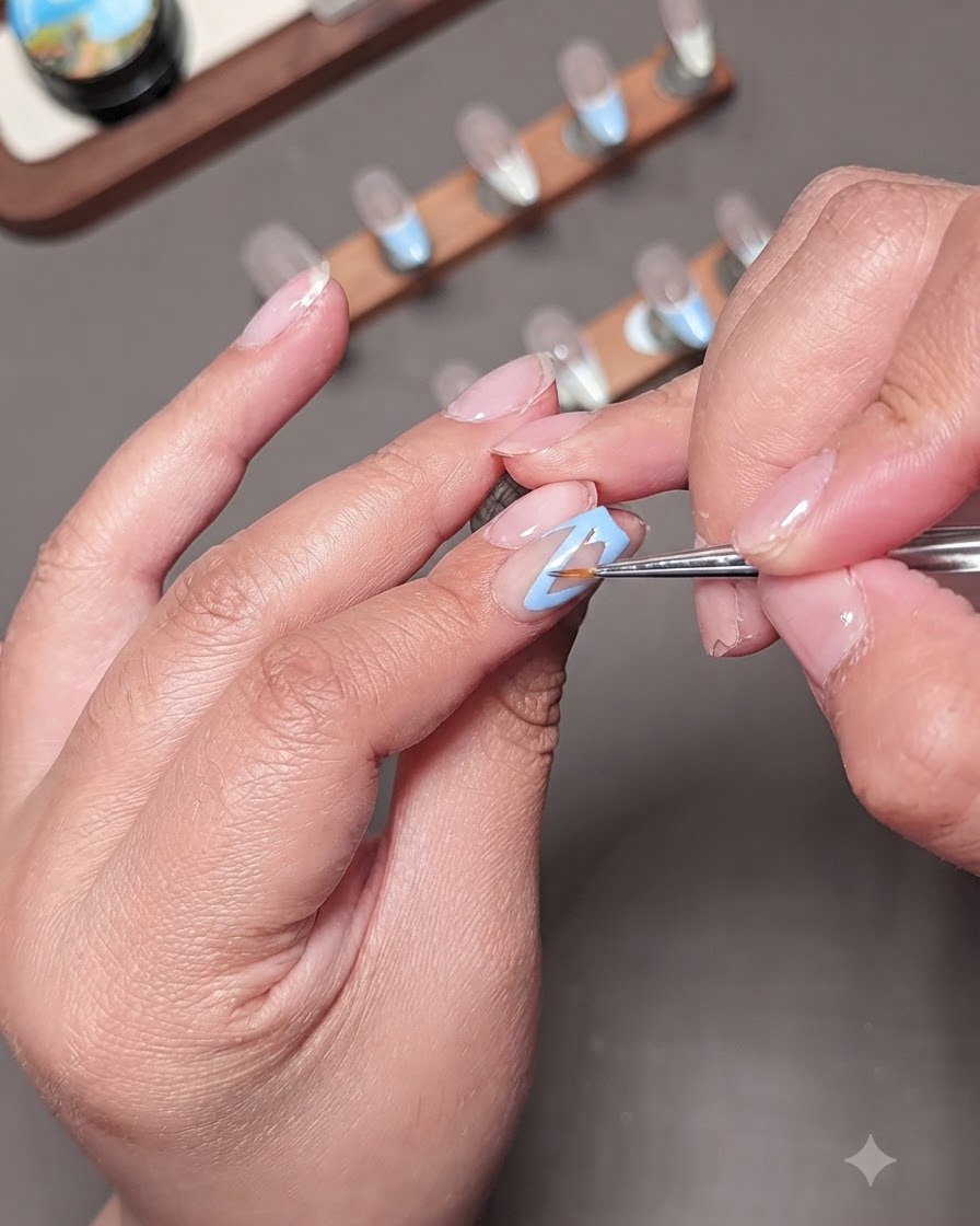 Un primer plano de una herramienta de punteado con mango transparente flotando sobre una uña para aplicar detalles amarillos.