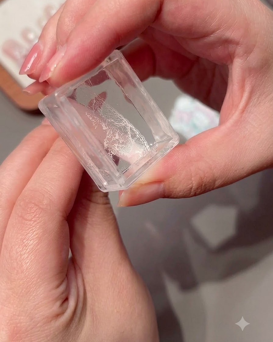 Un estampador transparente sosteniendo un patrón de encaje transferido.