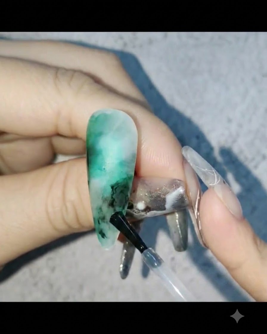 Aplicando gel blanco lechoso en las áreas vacías del diseño de uñas y difuminándolo hacia afuera.