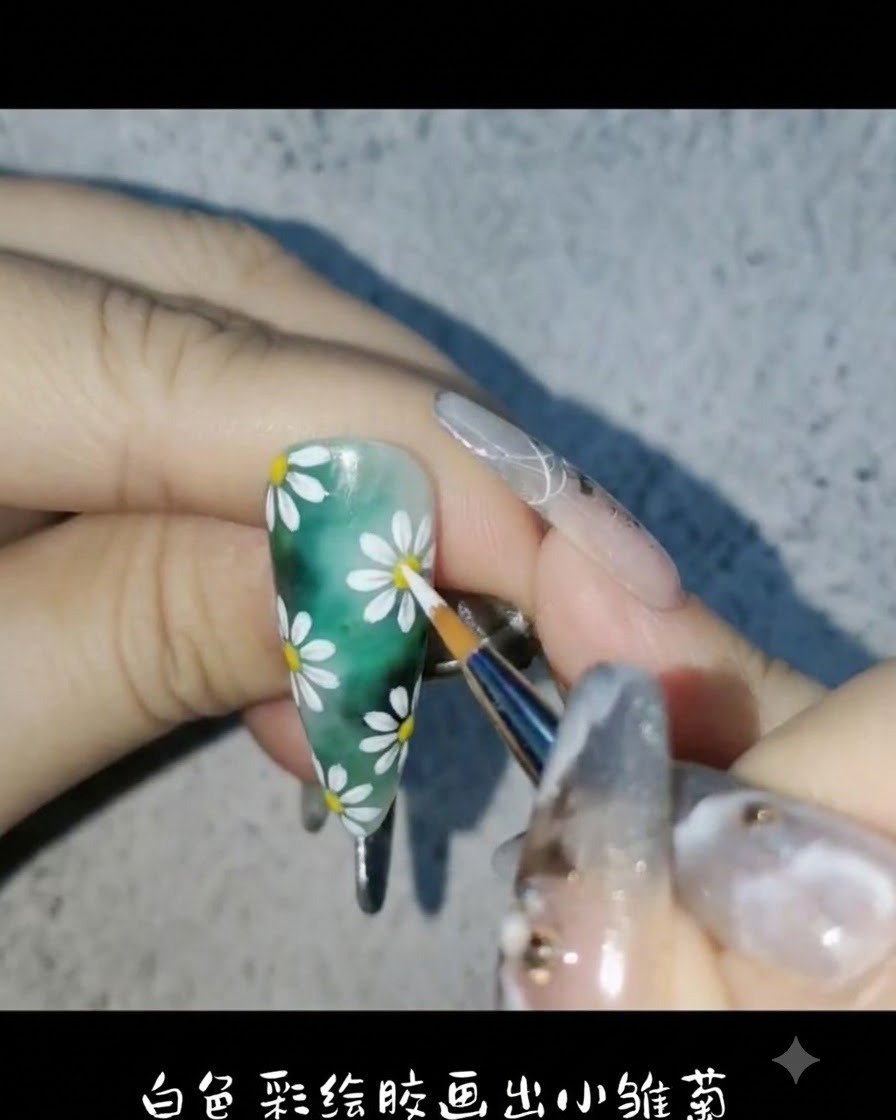 Un pincel delineador usando gel de pintura blanca para dibujar delicados pétalos de margarita sobre el fondo verde de la uñacite: 1.