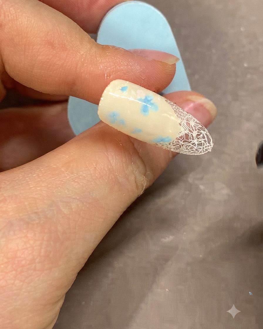 Un pincel fino aplicando una línea nítida de gel blanco a lo largo del borde de la manicura francesa.