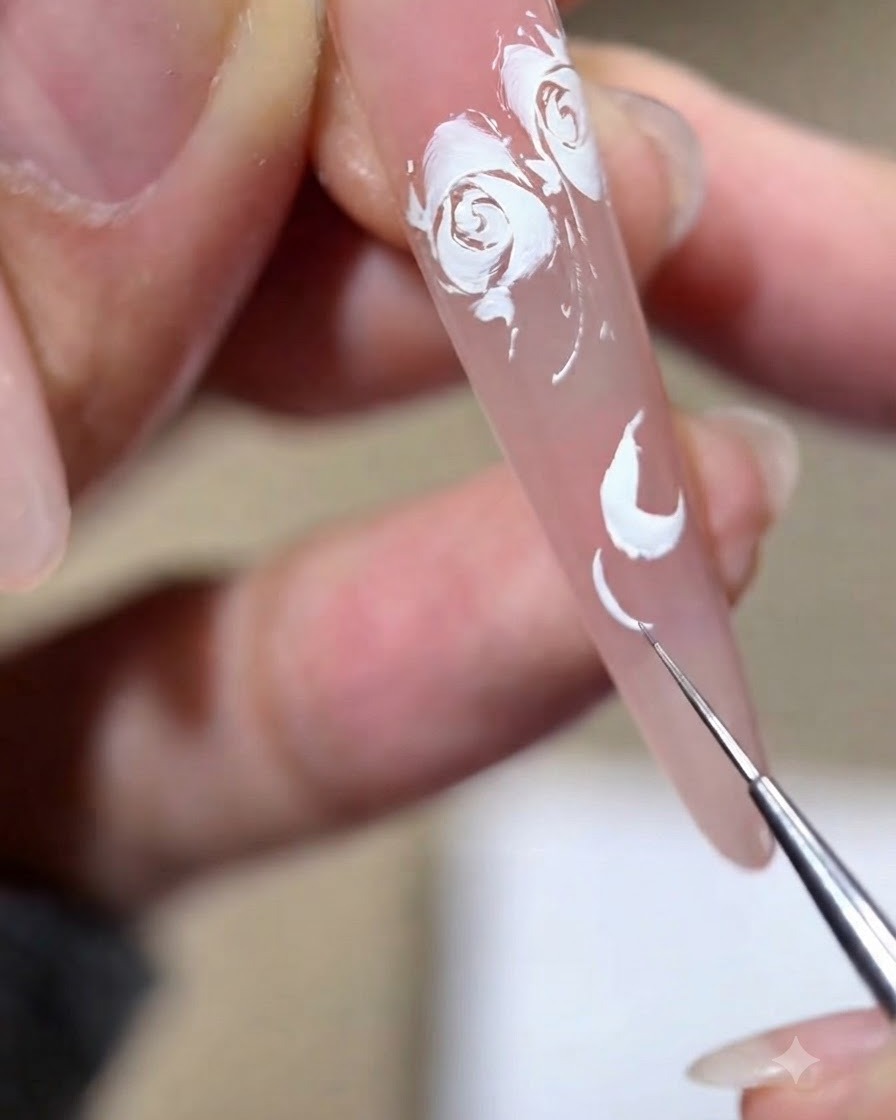 Un pincel liner fino arrastrando los extremos finos de un pétalo de rosa blanca pintado.