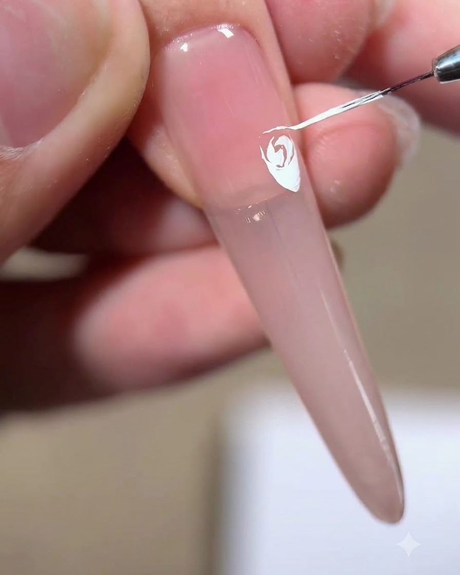 Un pincel liner dibujando un triángulo blanco invertido para posicionar el cuarto pétalo.