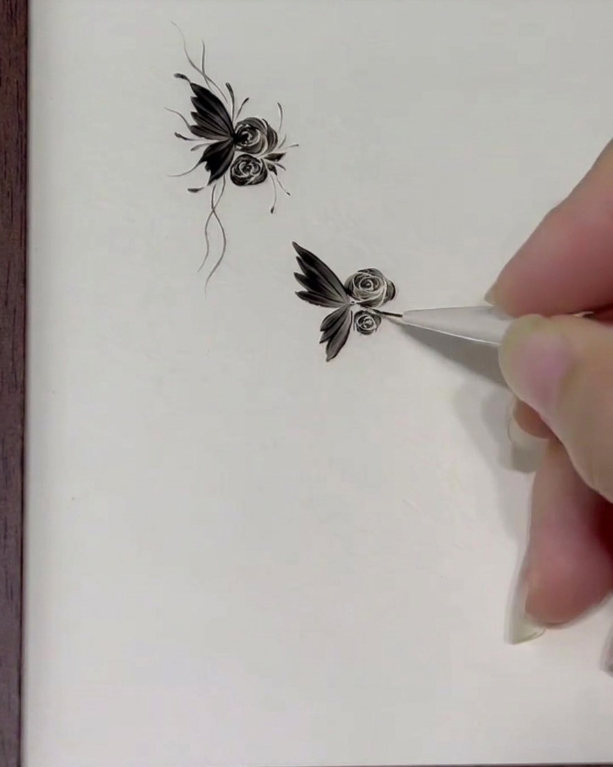 Un pincel fino llenando los espacios vacíos entre las secciones de la flor con hojas delicadas.