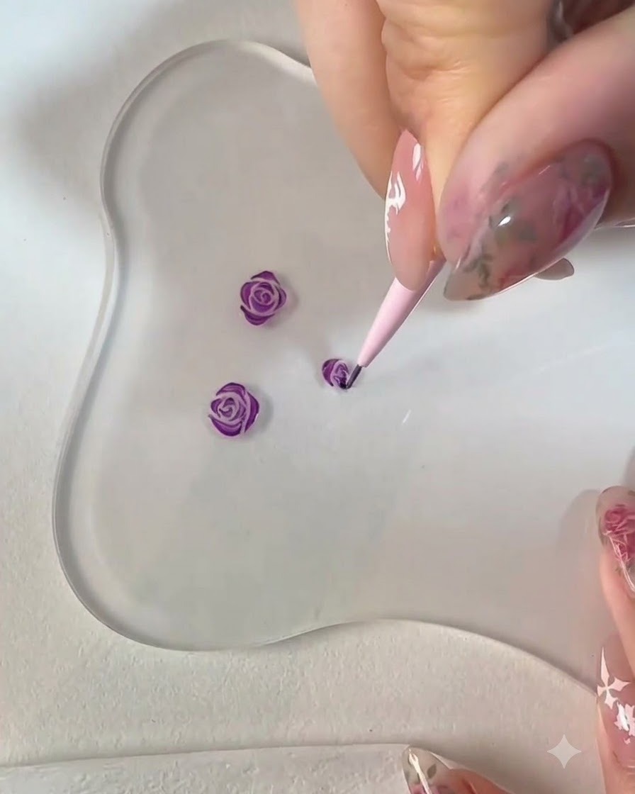 Un pincel delineador fino pintando pétalos adicionales a lo largo del contorno inferior del arte de la rosa morada.