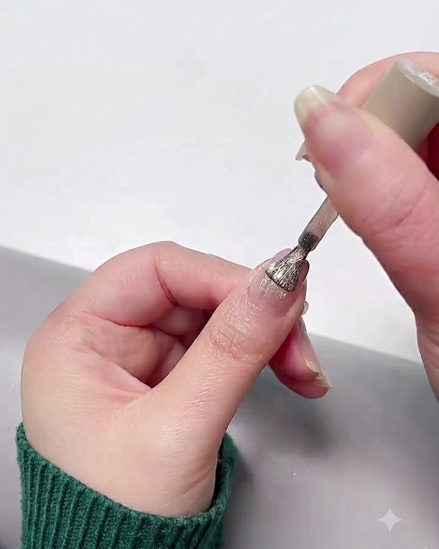 Aplicando una capa de gel cat eye brillante sobre la base de degradado curada.