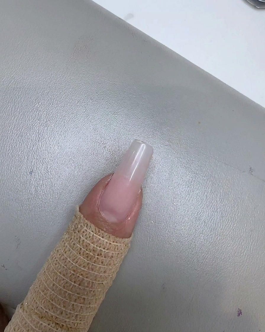 Una uña con un efecto de degradado suave en color rosa pasta de frijol que se desvanece hacia el área de la cutícula.