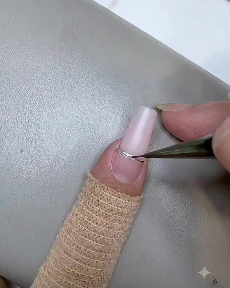 Un imán rectangular sostenido muy cerca sobre la raya rosa para concentrar las partículas magnéticas del cat eye.