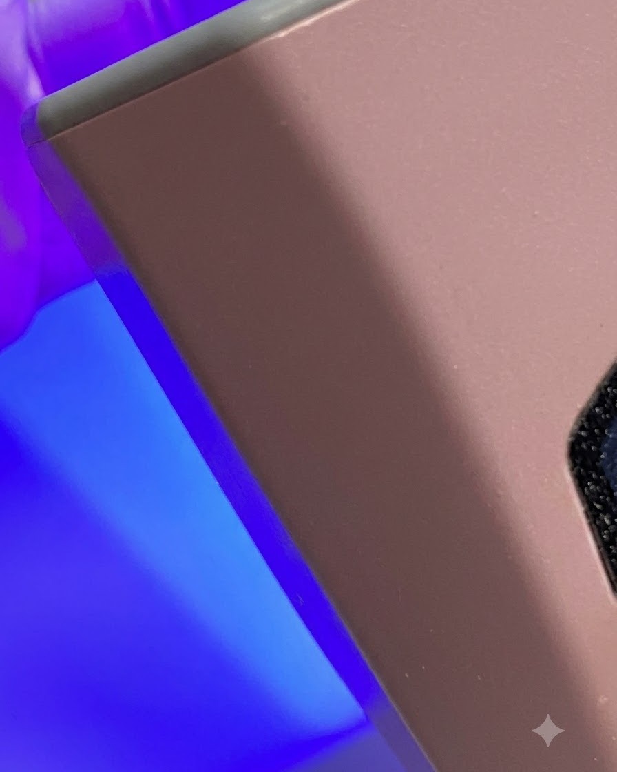 Un bloque pulidor de esponja suavizando la textura superficial de una uña con manicura.