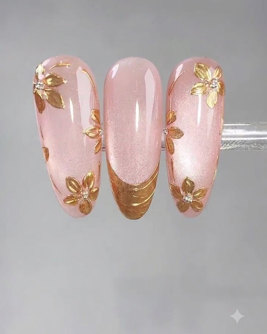 Pincel delineador aplicando pegamento para nail art en forma de punta francesa en el borde de la uña.
