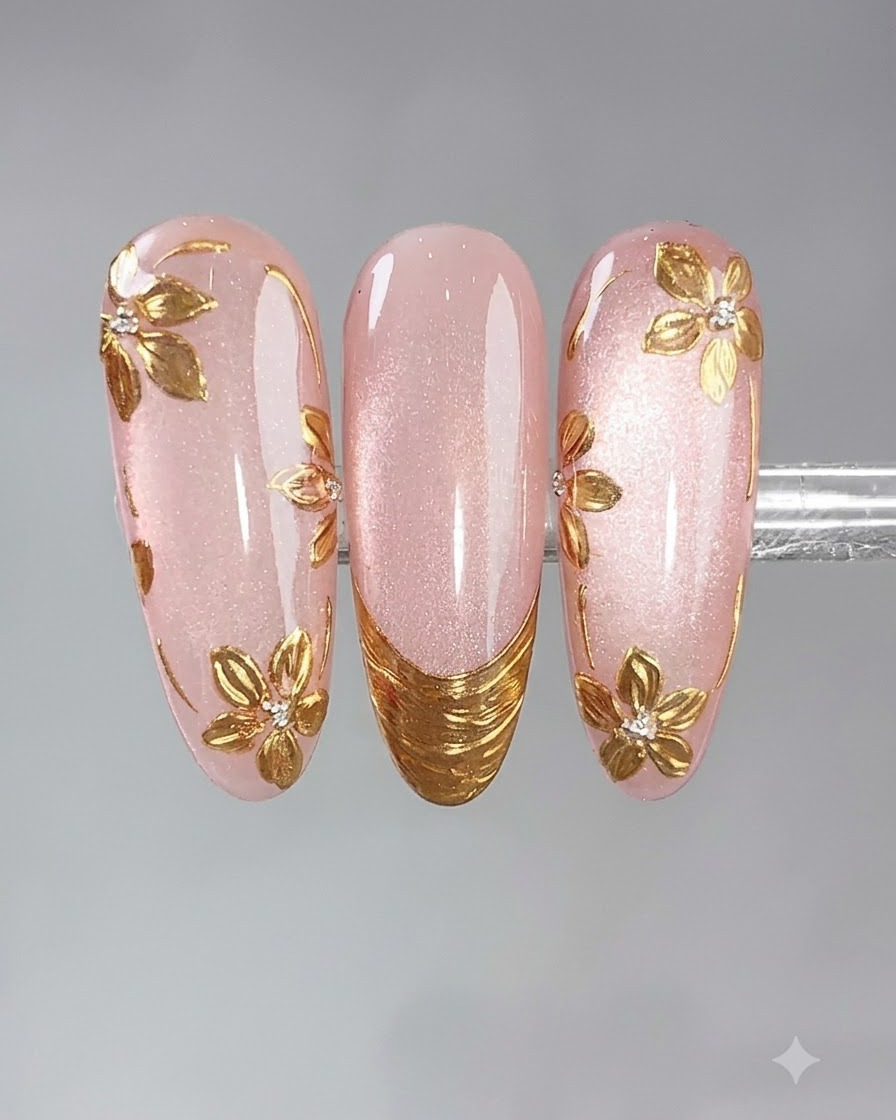Pincel de nail art deslizando un top coat brillante sobre unas uñas decoradas.