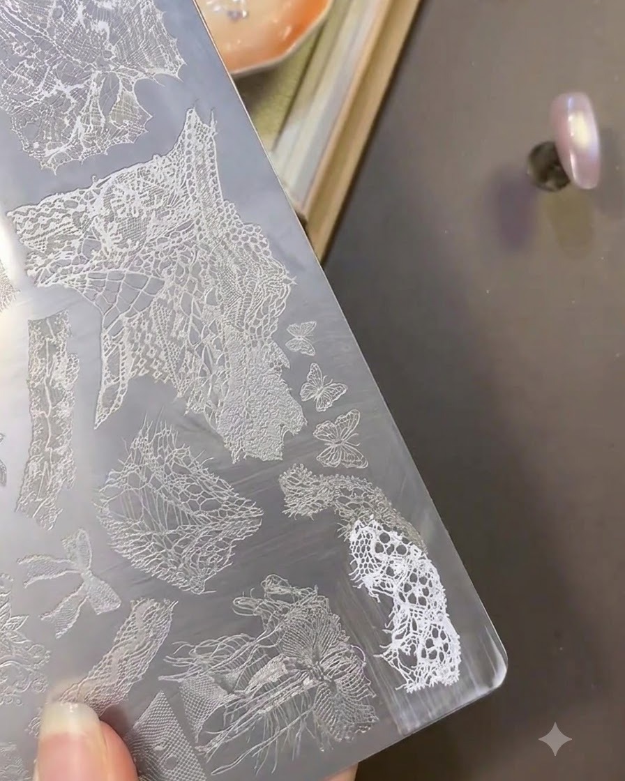 Un cabezal de estampador de silicona transparente que muestra un patrón de encaje blanco recogido.
