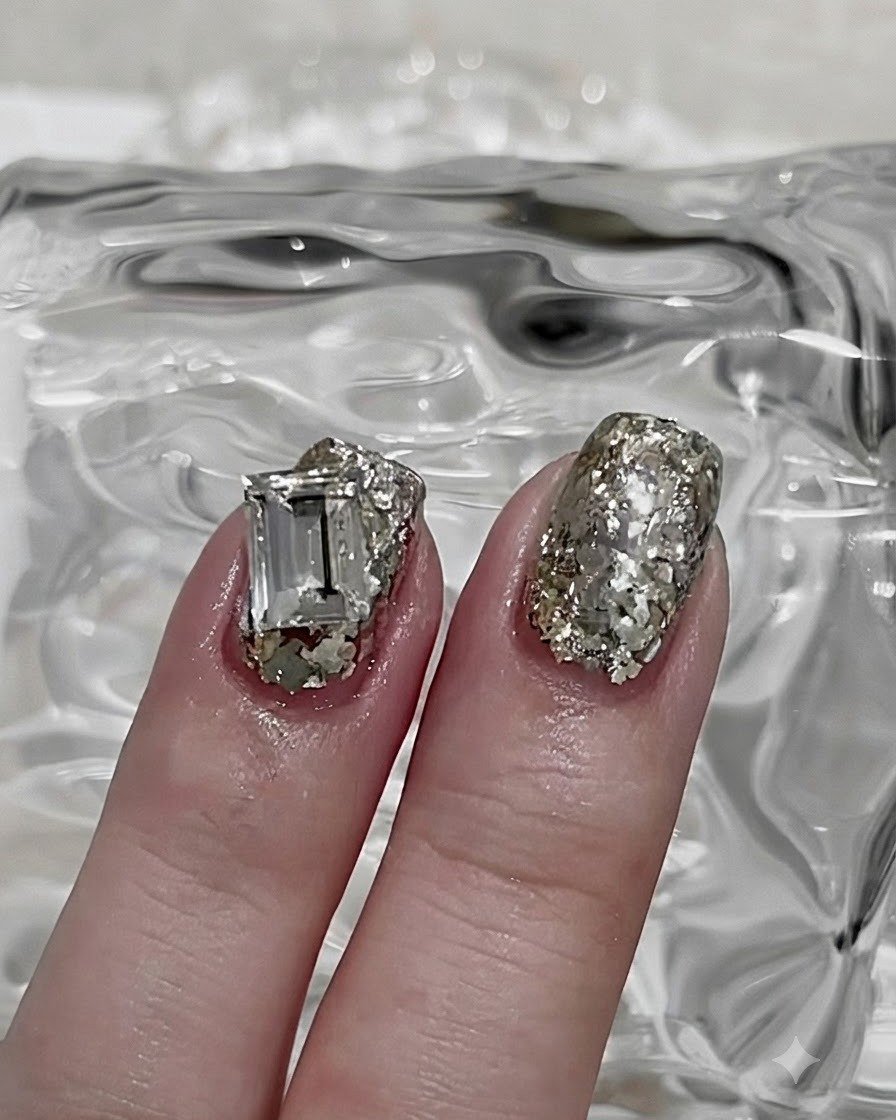 Una mano con la capa base aplicada colocada dentro de una lámpara de curado de uñas UV.
