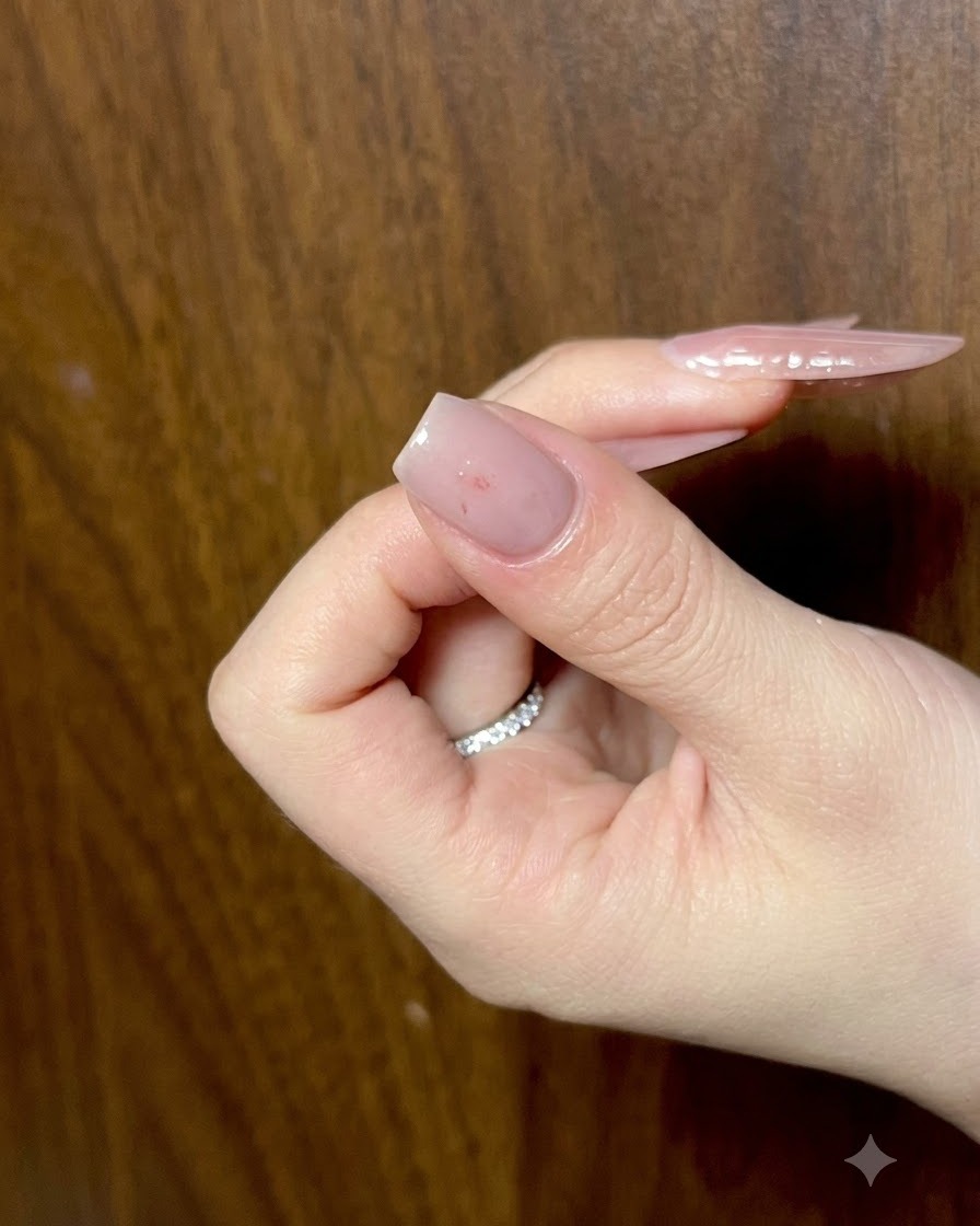 Curando la forma estructurada de la mariposa bajo una lámpara de uñas antes del trabajo de detalle.