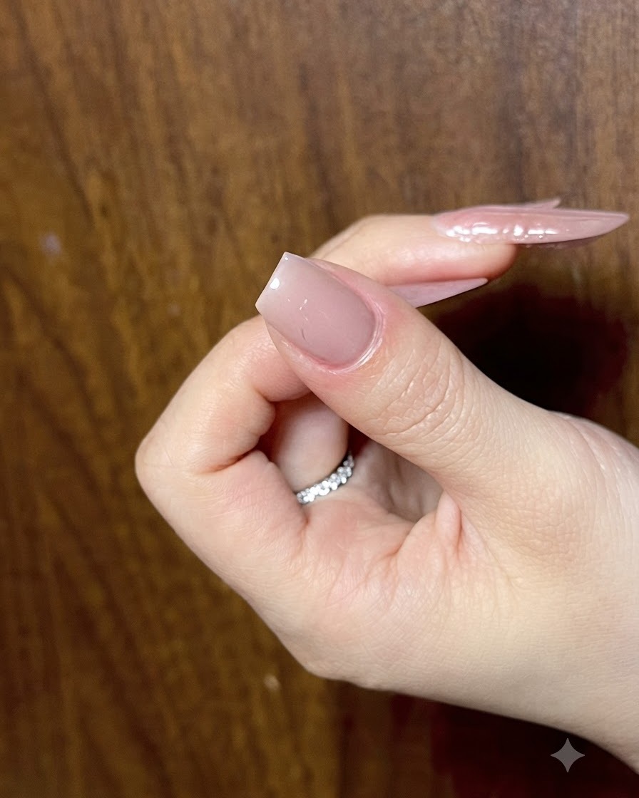 Colocando un pequeño punto de gel ojo de gato en el centro del lazo de mariposa.