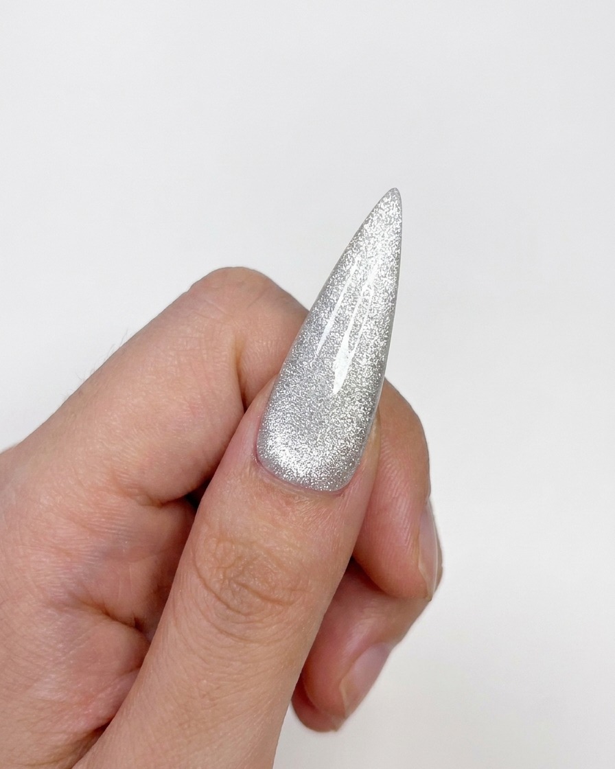 La punta de una uña cat-eye terminada que muestra un acabado brillante y curado con un reflejo centrado.