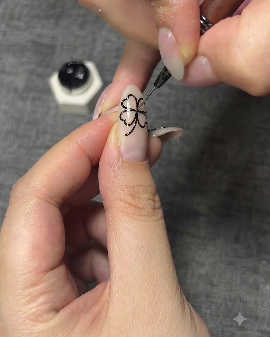 Primer plano de un pincel de arte dibujando intrincados detalles de venas negras.