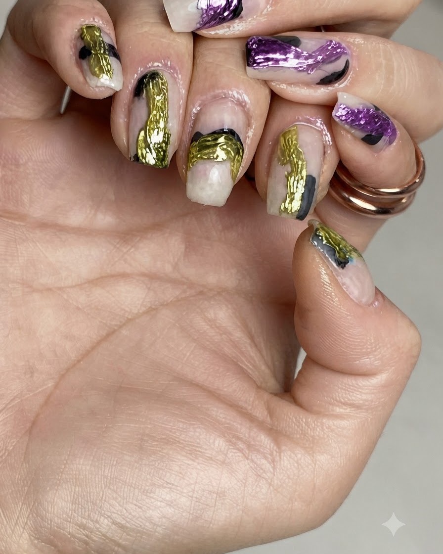 Uñas colocadas dentro de una lámpara UV/LED curando bajo luz púrpura.
