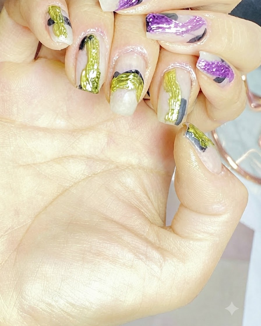 Un pincel aplicando esmalte de gel nude lechoso y translúcido sobre una base de uña curada.