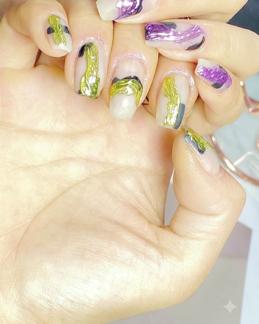 Un pincel de nail art aplicando detalles llamativos de gel verde neón sobre una uña diseñada.