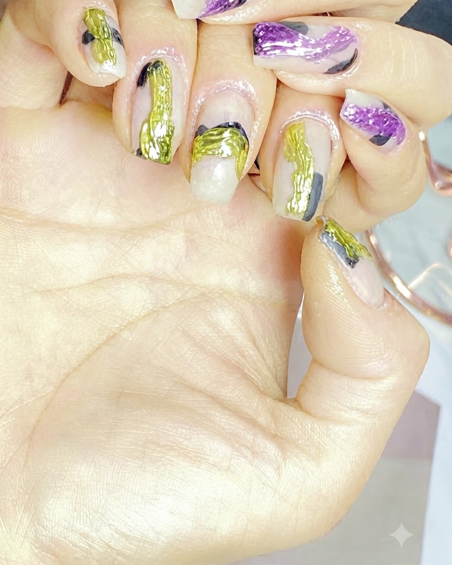 Uñas curando bajo una lámpara profesional UV y LED.