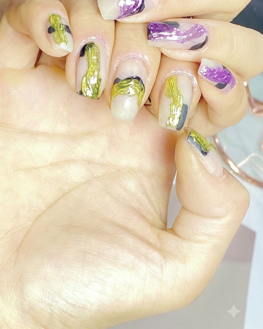 Una mano colocada dentro de una lámpara UV/LED blanca con luz púrpura brillante, curando la manicura de gel terminada.