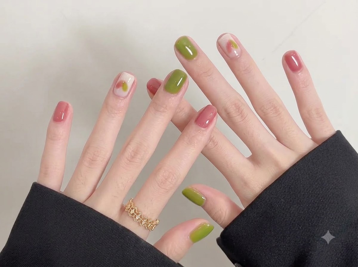 Una vista panorámica que muestra cutículas limpias y una aplicación uniforme e impecable de esmalte de gel en uñas cortas.