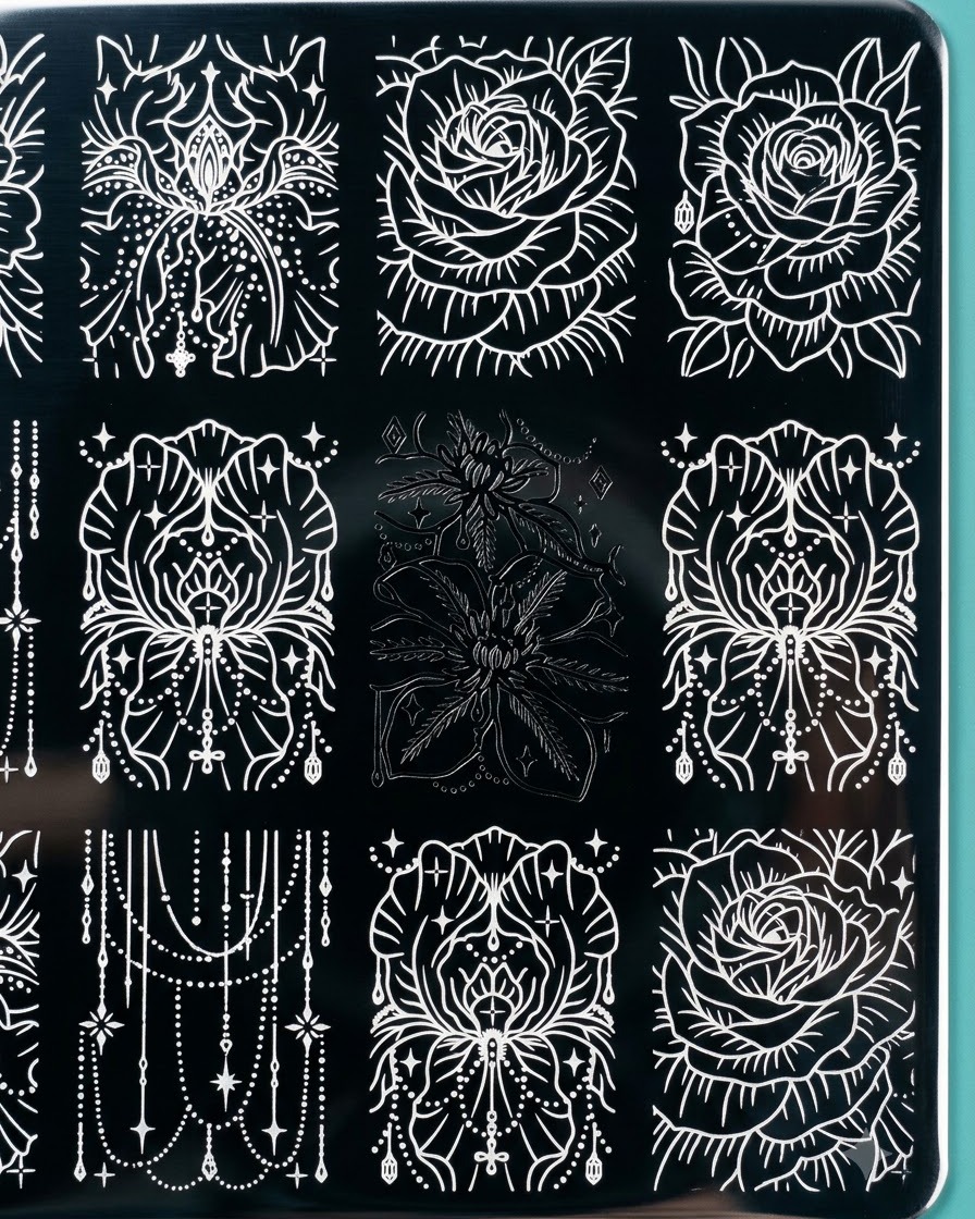 Un sello de silicona transparente levantando un grabado floral negro detallado de una placa de metal para estampar.