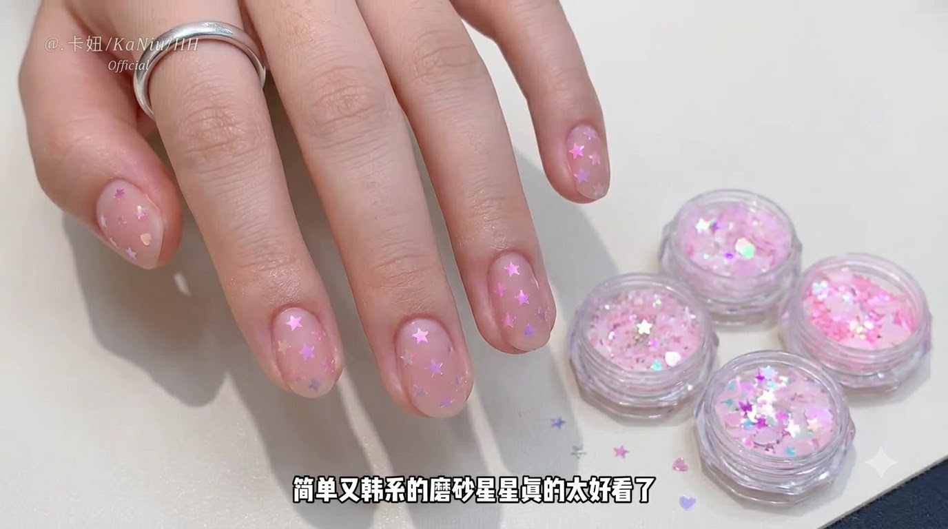 Uñas Mate de Estilo Coreano con Purpurina de Estrellas y Rosa