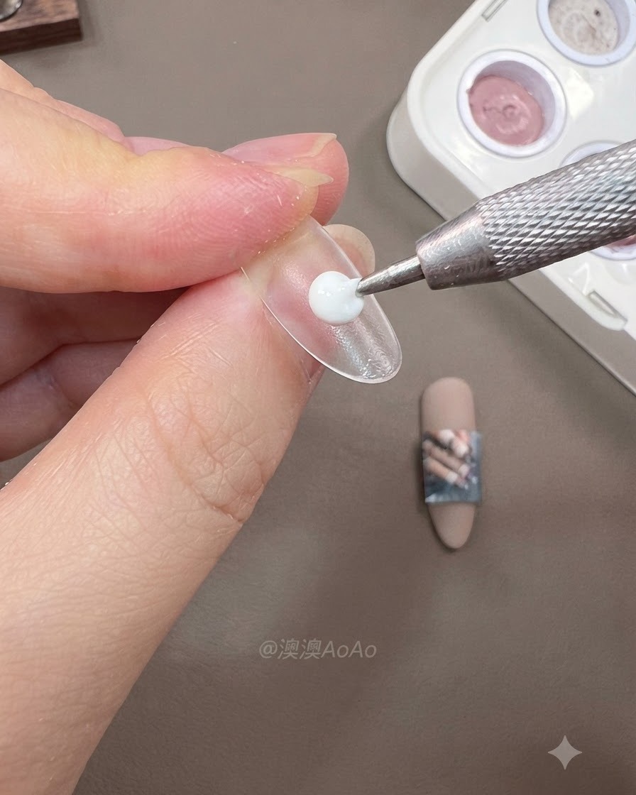 Tres tips de uñas postizas transparentes montados en soportes temporales con tiras de guía adheridas en un espacio de trabajo limpio.