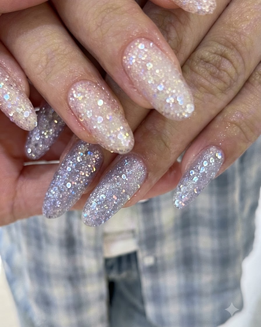Dedos superpuestos para mostrar extensiones largas recubiertas con gel de glitter brillante rosa y morado.