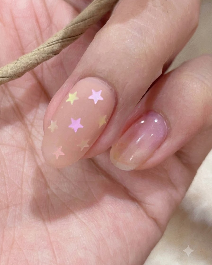 Un primer plano de un muestrario que muestra tonos de esmalte en gel nude y rosa.