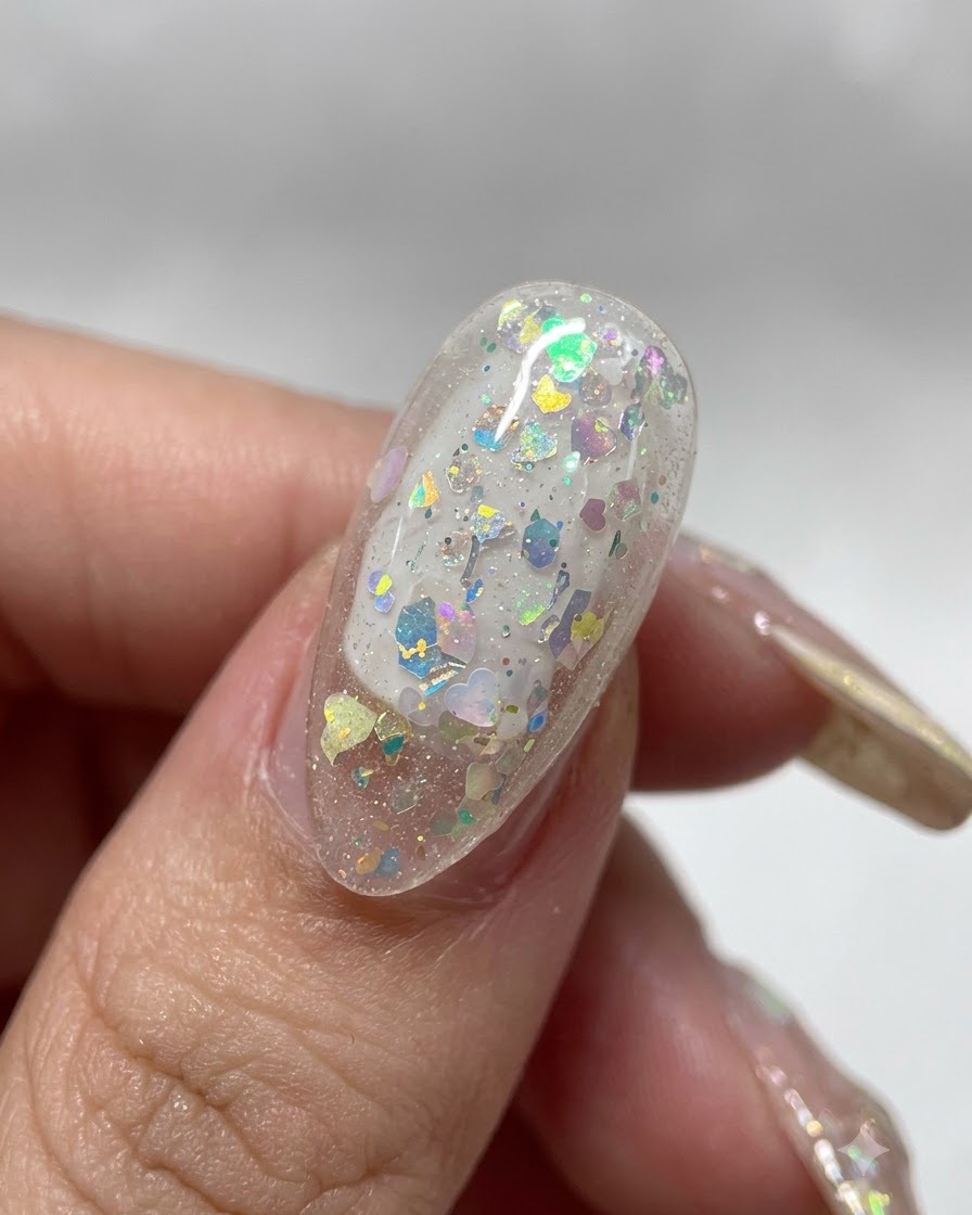 Un primer plano de un dedo sosteniendo la punta de una uña transparente boca abajo para dejar que el gel se nivele suavemente por sí solo.